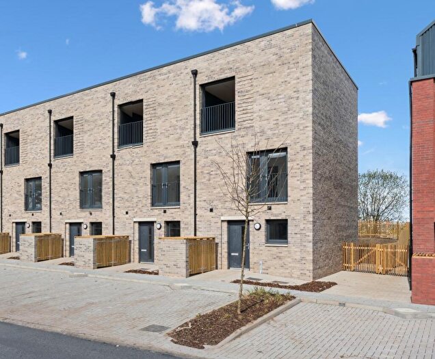 3 Bedroom Town House To Rent In Maltings Wynd, Dundashill, Glasgow, G4