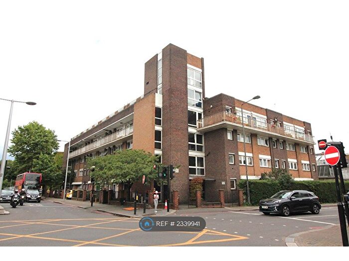 3 Bedroom Flat To Rent In Fulham Road, Chelsea, SW10