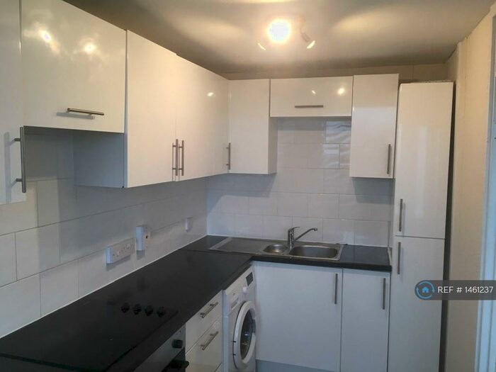 3 Bedroom Flat To Rent In Leith Towers, Sutton, SM2