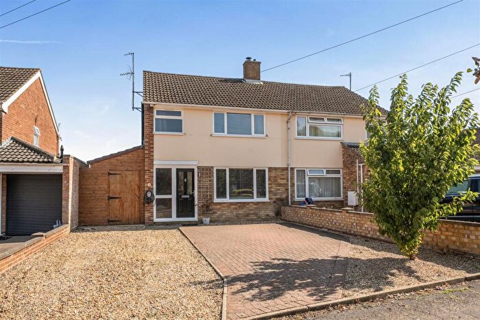 3 Bedroom Semi Detached House For Sale In Woodland Drive, Bromham, Bedford, MK43