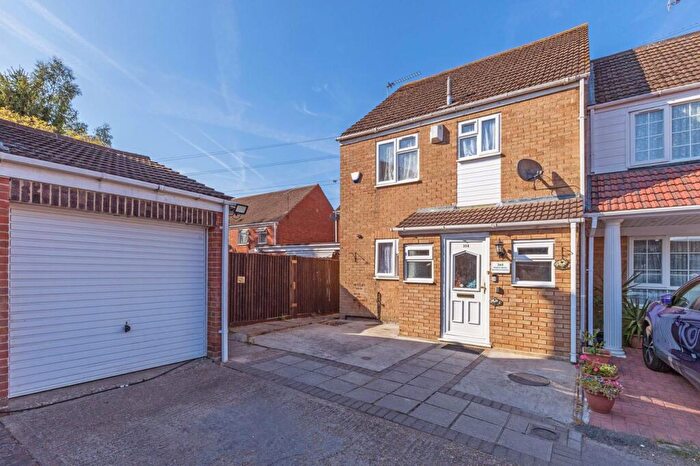3 Bedroom Terraced House For Sale In Rochfords Gardens, Slough, SL2