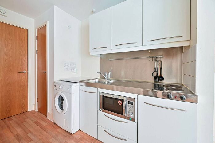 Studio To Rent In Long Lane, Borough, London, SE1