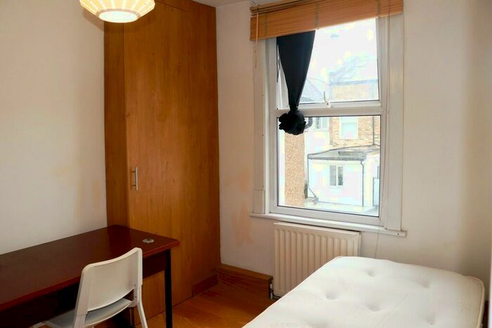 Studio To Rent In Windermere Road, London, N19
