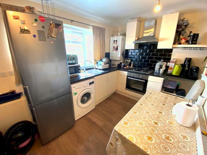 3 Bedroom Flat To Rent In Gants Hill Cresent, Gants Hill Ilford, IG2