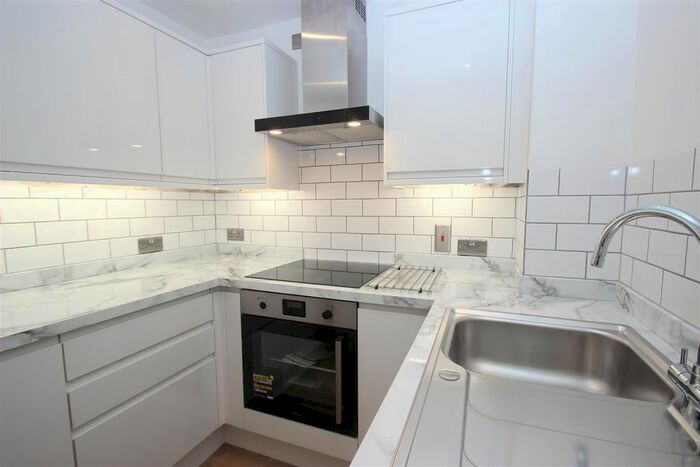 2 Bedroom Flat To Rent In Castle Mews, St Thomas Street, Oxford, OX1