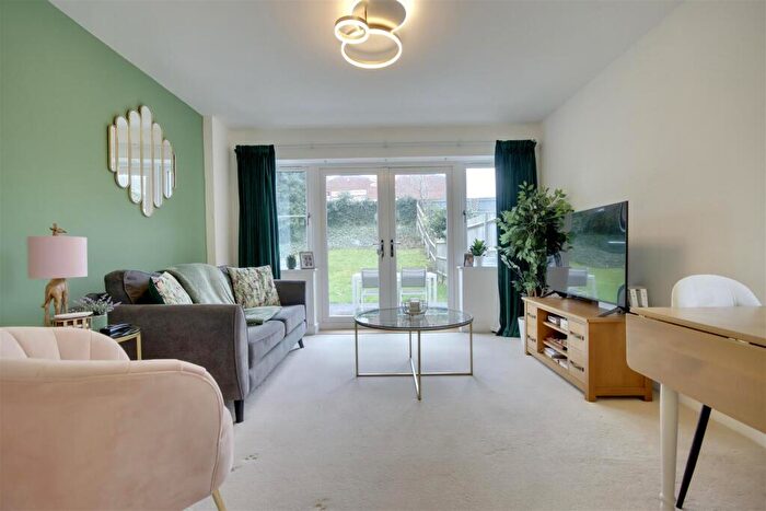 2 Bedroom Flat For Sale In Oasthouse Drive, Horndean, PO8