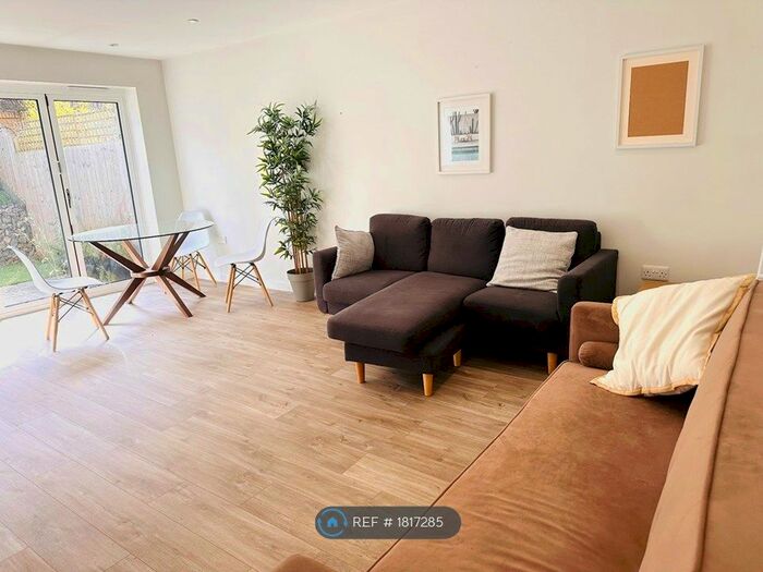 4 Bedroom Semi-Detached House To Rent In Cleeve Mews, Bristol, BS16