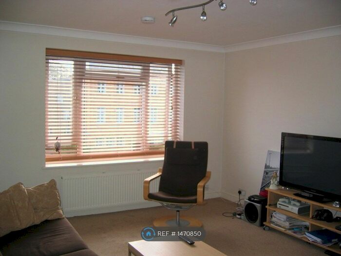 1 Bedroom Flat To Rent In Windsor Court, London, N11