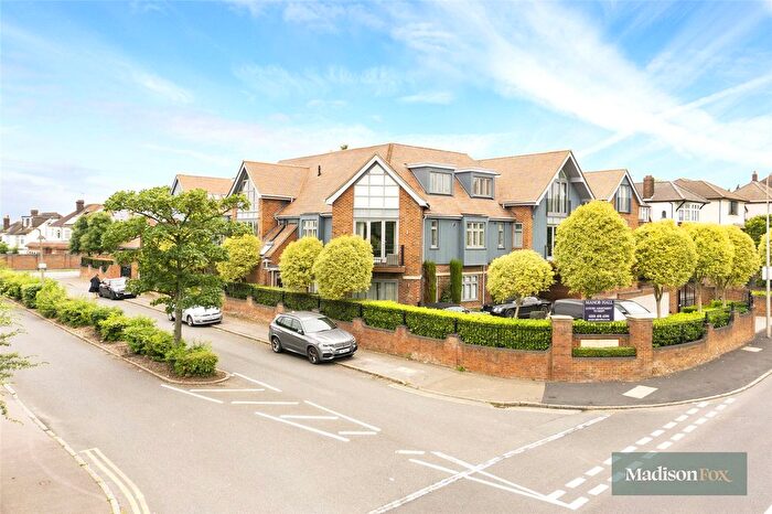 2 Bedroom Flat To Rent In Manor Road, Chigwell, Essex, IG7
