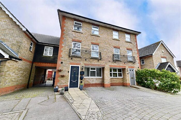 4 Bedroom Semi Detached House For Sale In The Beacons, Stevenage, SG1