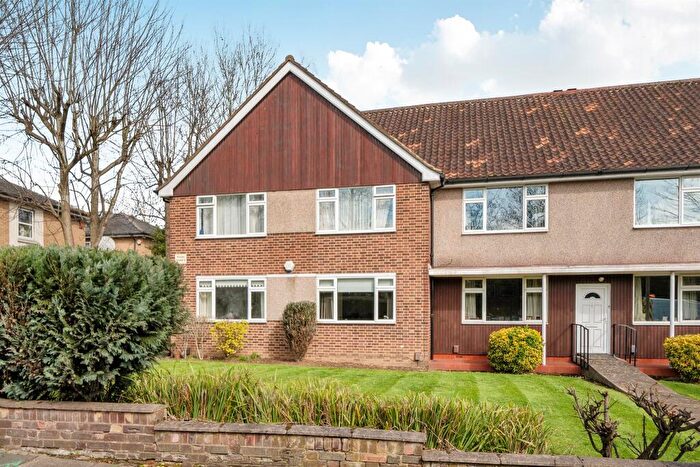 2 Bedroom Maisonette For Sale In Bush Hill Road, London, N21