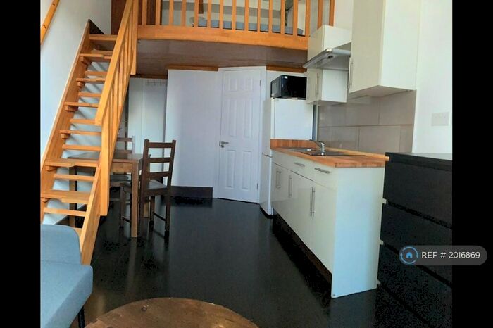 Studio To Rent In Hanover House, London, NW2