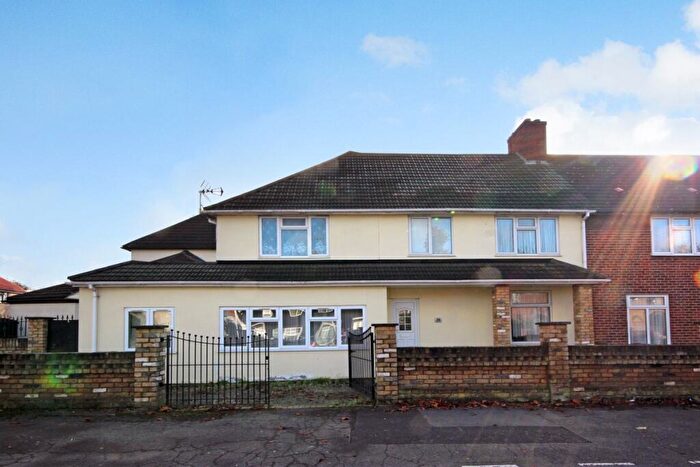 4 Bedroom End Of Terrace House To Rent In Walnut Tree Road, Dagenham, Essex, RM8