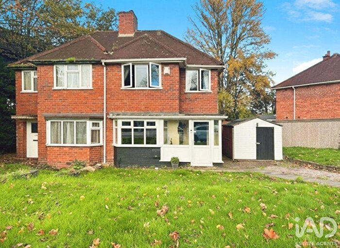 3 Bedroom Semi Detached House For Sale In Grindleford Road, Birmingham, B42