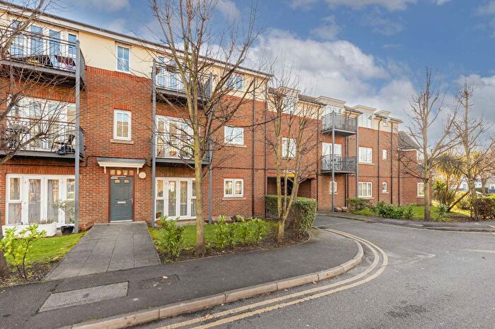 2 Bedroom Flat To Rent In Hemlock Close, London, SW16