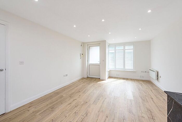 1 Bedroom Flat To Rent In Magdalene Gardens, Oakleigh Park, London, N20