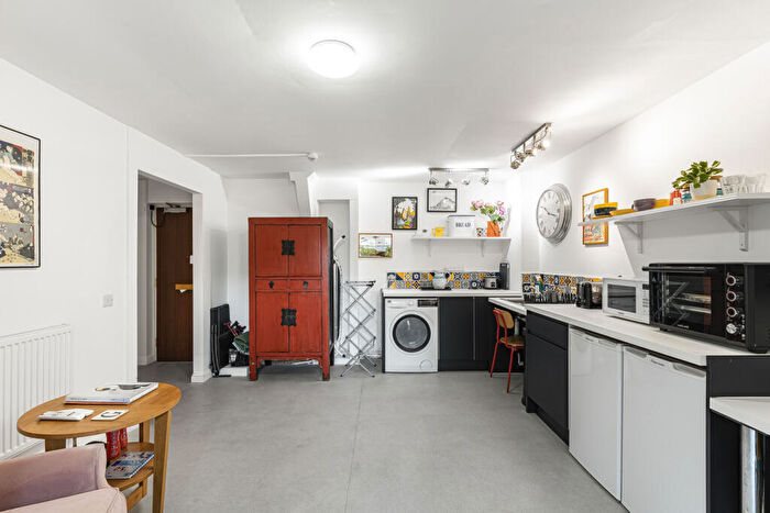 1 Bedroom Apartment For Sale In Tottenham Road, London, N1