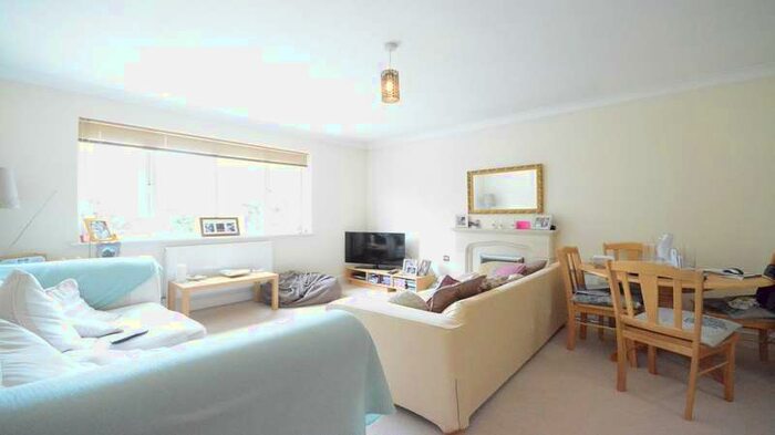 2 Bedroom Apartment To Rent In Beech Court, RG12