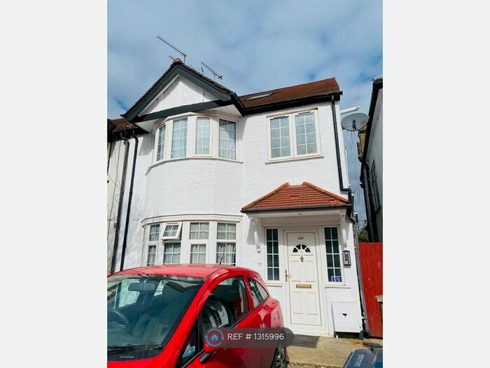 Studio To Rent In Highfield Avenue, Brent Cross NW11