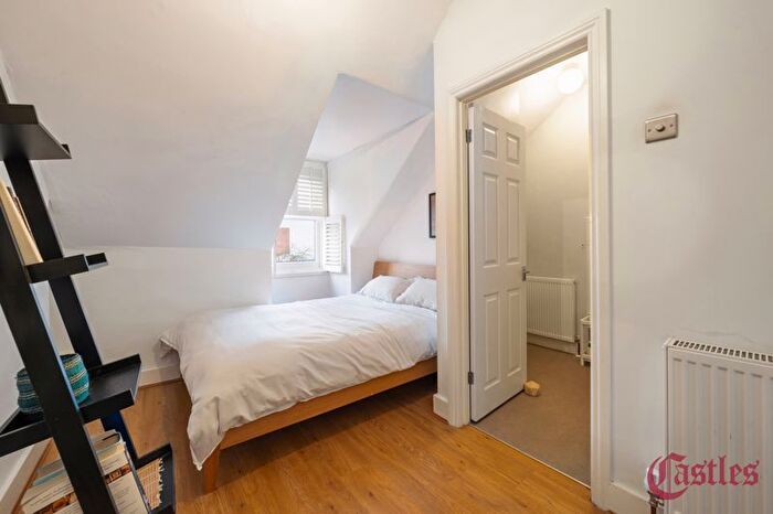 1 Bedroom Flat For Sale In Ferme Park Road, London, N8