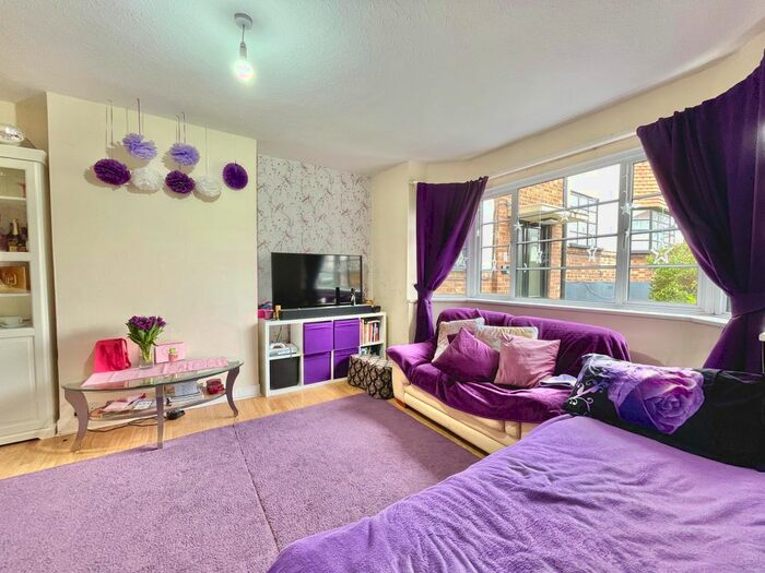 2 Bedroom Flat To Rent In The Lindens, Friern Park, North Finchley, London, N12