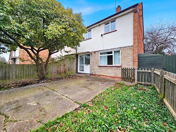 4 Bedroom Semi-Detached House For Sale In Wadloes Road, Cambridge, CB5