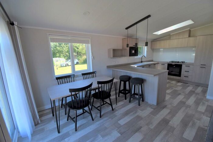 2 Bedroom Detached Bungalow For Sale In Ridgeway Park Resort, Manorbier, SA70