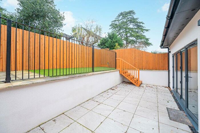 3 Bedroom Flat To Rent In Warwick Road, High Barnet, Barnet, EN5