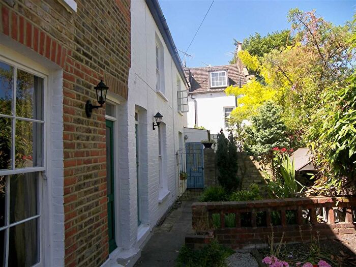 2 Bedroom Property To Rent In Watts Lane, Teddington, TW11