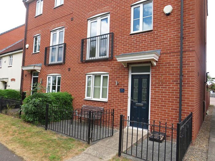 4 Bedroom Semi-Detached House For Sale In Waterfields, Retford, DN22