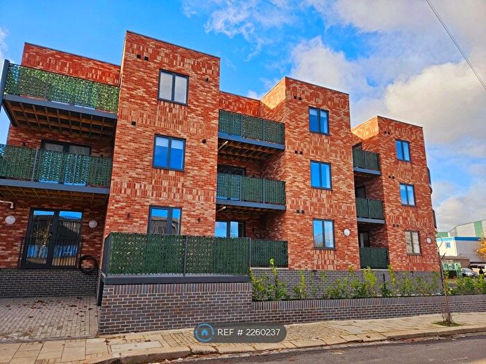 1 Bedroom Flat To Rent In Rosslyn Crescent, Harrow, HA1