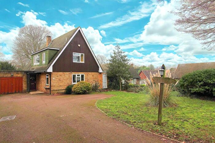 3 Bedroom Link Detached House For Sale In Glen Road End, South Wallington, SM6