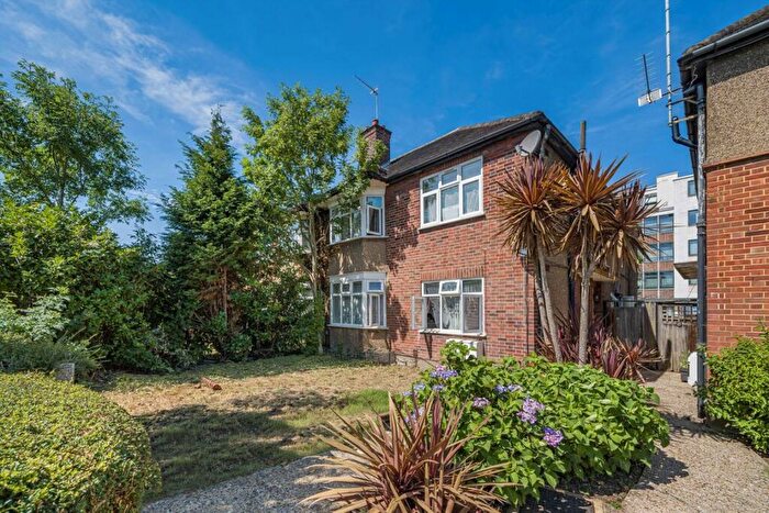 2 Bedroom Maisonette For Sale In Beechcroft Avenue, Harrow, HA2