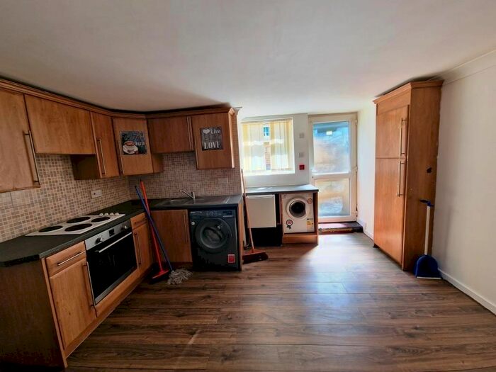 1 Bedroom Flat To Rent In Portland Crescent, Victoria Park, Manchester, M13