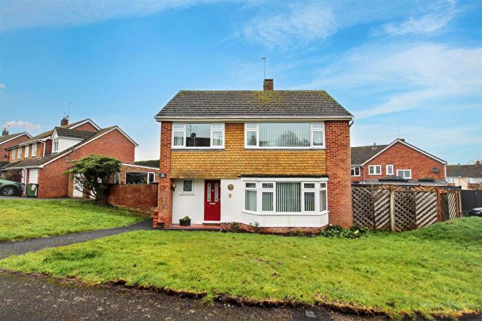 3 Bedroom Detached House For Sale In Foxcombe Drive, Tilehurst, Reading, RG31