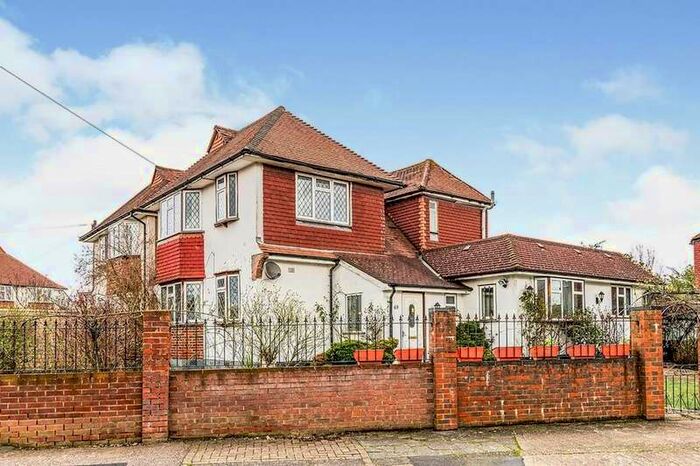 4 Bedroom Detached House To Rent In Bramshaw Rise, New Malden, KT3