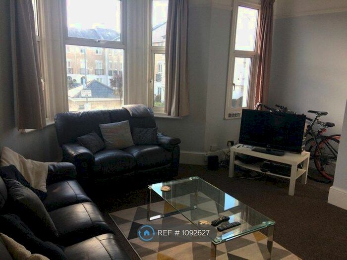 3 Bedroom Flat To Rent In Beechcroft Road, London, SW17