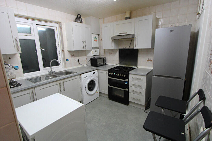 3 Bedroom Flat To Rent In Tamworth Lane, London, CR4