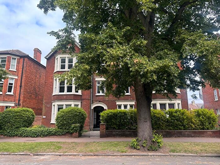 2 Bedroom Apartment To Rent In Flat, Bushmead Avenue, MK40