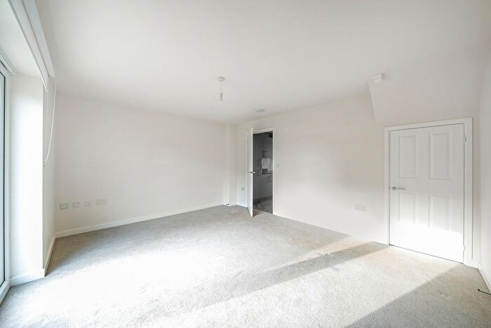 4 Bedroom Semi-Detached House To Rent In Harviston Avenue, Gedling, Nottingham, NG4