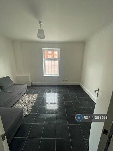2 Bedroom Maisonette To Rent In Alastair Nicholas Court, Reading, RG1