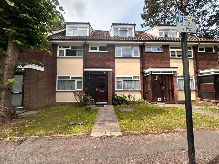 2 Bedroom Maisonette For Sale In Westfield Park, Hatch End, HA5