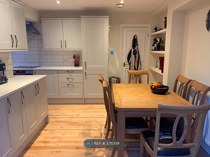 2 Bedroom Flat To Rent In Elspeth Road, London, SW11