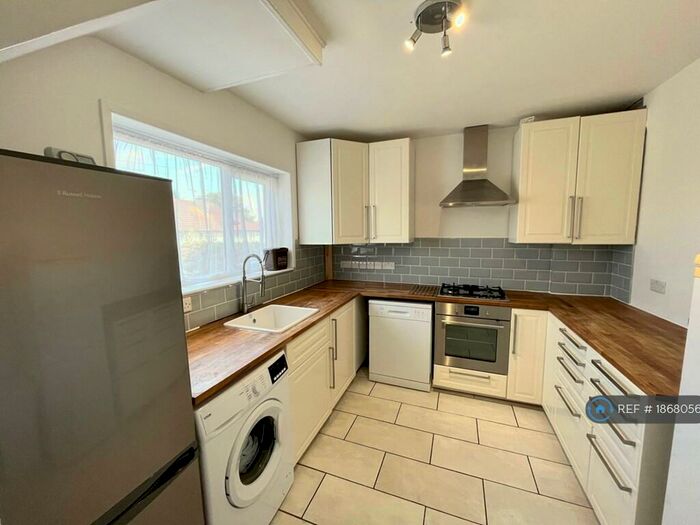 4 Bedroom Semi-Detached House To Rent In Cotman Walk, Bristol, BS7