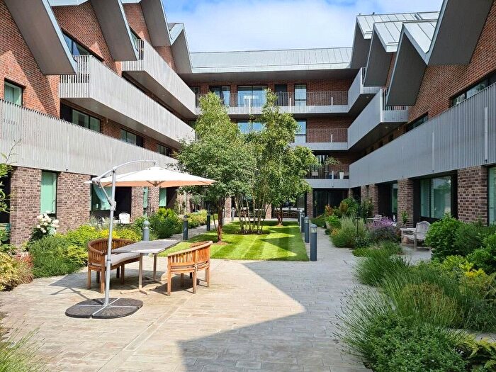 1 Bedroom Flat For Sale In Horsell, Surrey, GU21