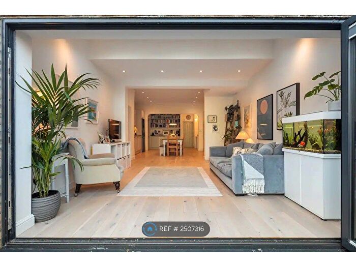 3 Bedroom Flat To Rent In Cedars Road, Hampton Wick, Kingston Upon Thames, KT1