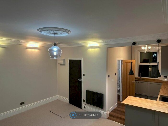 Studio To Rent In Chiswick High Road, London, W4