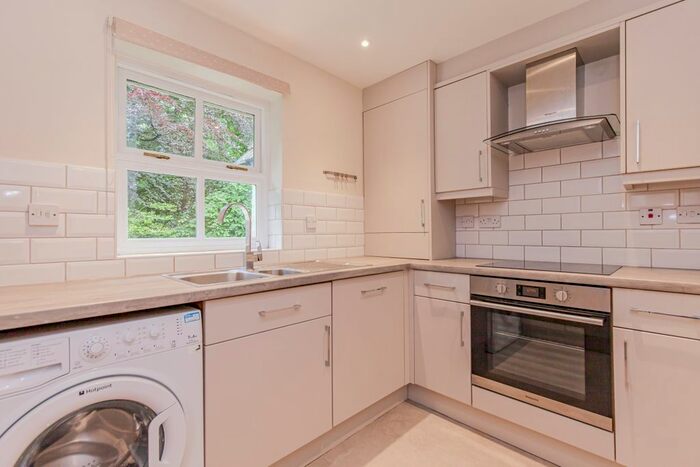 2 Bedroom Flat To Rent In Dorchester Close, Headington, Oxford, OX3