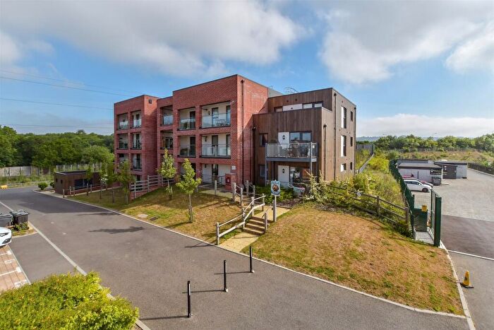 2 Bedroom Flat For Sale In Heath Wood Drive, Maidstone, Kent, ME14