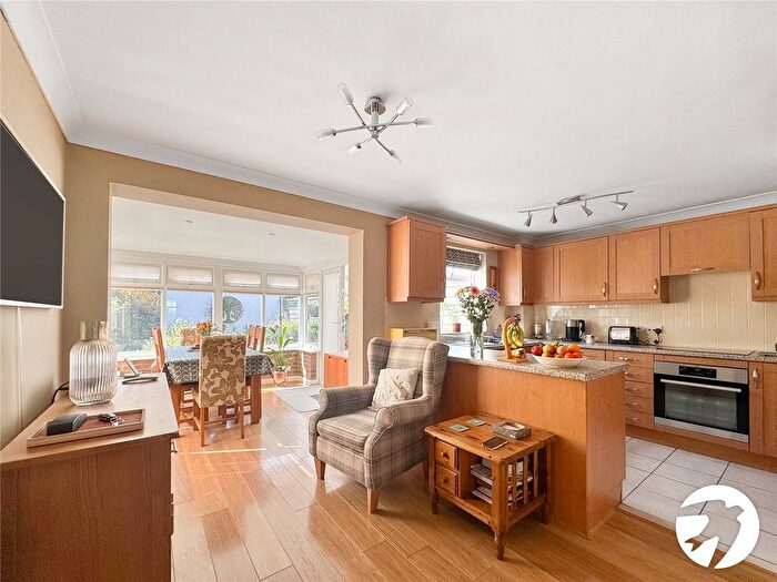 3 Bedroom Semi-Detached House For Sale In Chatsworth Drive, Sittingbourne, Kent, ME10